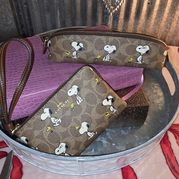 Snoopy Brown Wristlet and Pouch Set - Picture 1 of 11